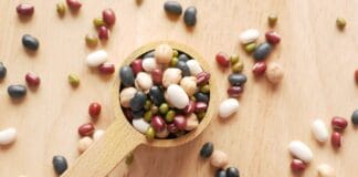 Białko w diecie odchudzającej: roślinne superfoods kontra produkty zwierzęce Drewniana łyżka z mieszanką kolorowych fasoli i roślin strączkowych