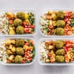 Kolorowe pojemniki meal prep z falafelem, ryżem i warzywami