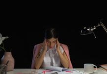 Jak przestać zajadać stres wieczorem? 5 sprawdzonych technik behawioralnych Jak przestać zajadać stres wieczorem? 5 sprawdzonych technik behawioralnych