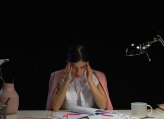 Jak przestać zajadać stres wieczorem? 5 sprawdzonych technik behawioralnych